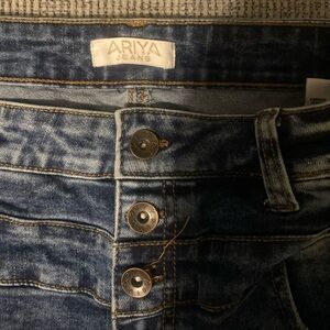 Highwaisted jean shorts.